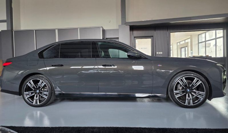 BMW 740d xDRIVE M-SPORT PANO 31″ TV B&W full